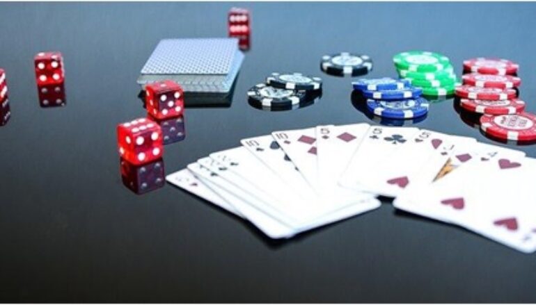 Playing Casino Games Online: Pros